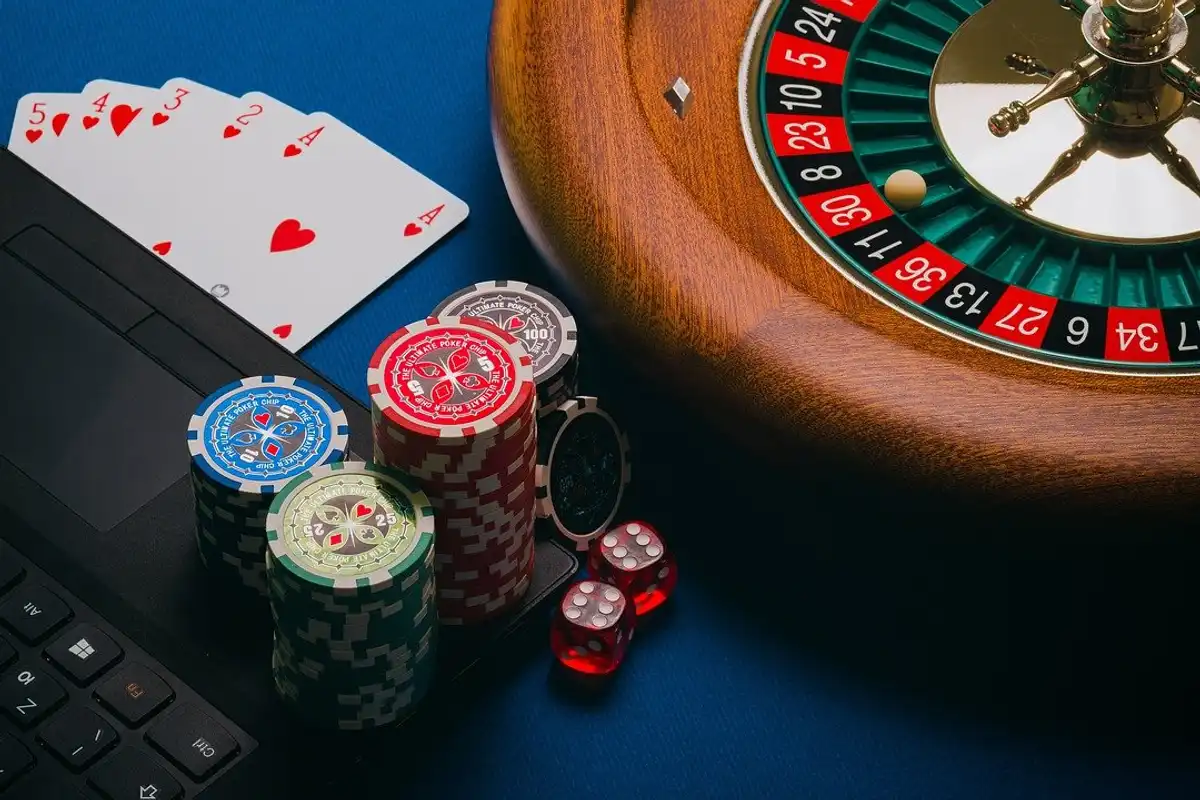 Roulette wheel near a keyboard symbolising online jk8 turnover rollover wagering in Malaysia