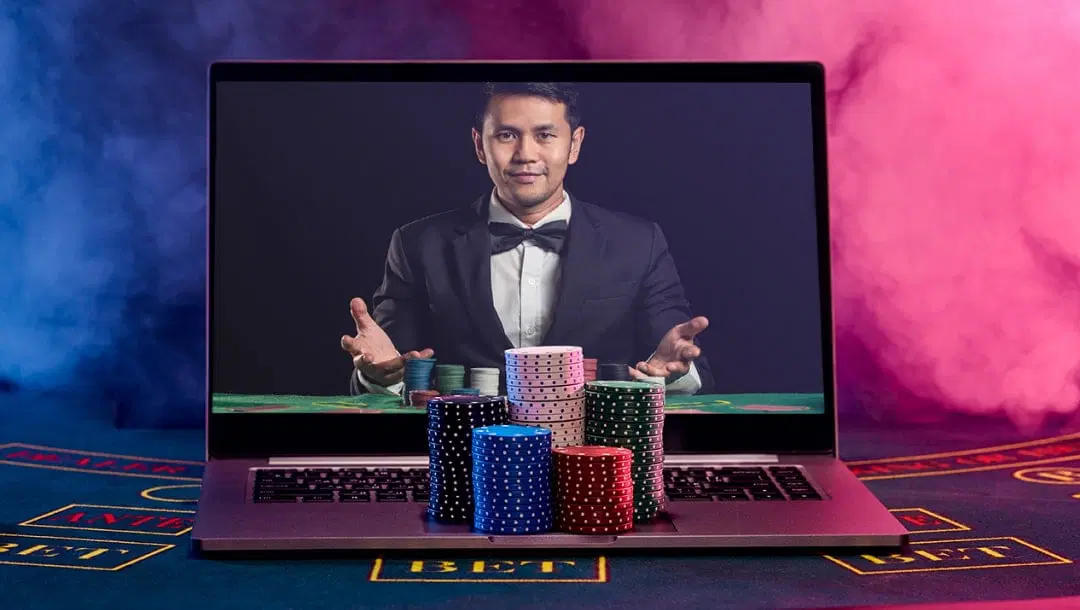 ECLBET games selection showing slot reels, a live casino wheel and sports betting odds